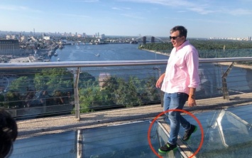 Саакашвили потоптался по "мосту Кличко" в кроссовках за $750