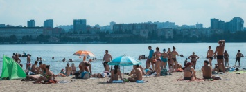 В Днепре начался пляжный сезон: как выглядят горячие девушки под палящим солнцем