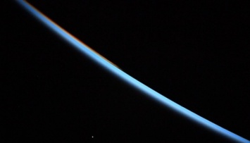 Астронавтка NASA сфотографировала Венеру на рассвете во время восхода Солнца