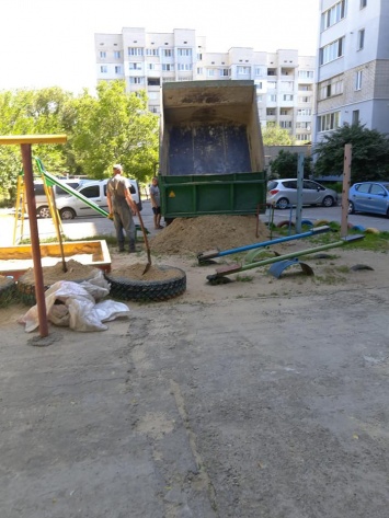 Ко Дню защиты детей Юрий Рожков позаботился о пополнении песочниц во дворах