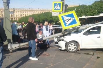 Легковушка влетела в толпу людей на остановке: шокированных горожан разметало, как кегли