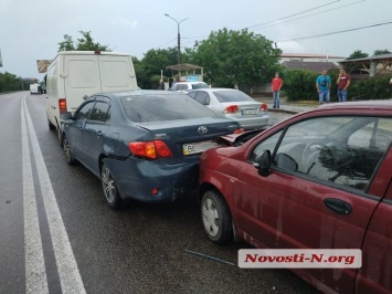 В Николаеве столкнулись 4 автомобиля - пострадал четырехлетний ребенок