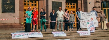 В Киеве жильцы аварийного дома с чемоданами и палаткой переехали под мэрию