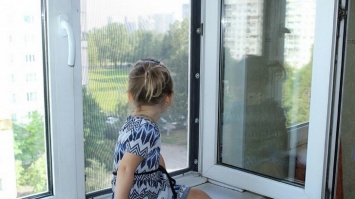 Случилось страшное: маленькая девочка выпала из окна 4-го этажа в Марганце
