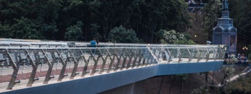 Треснувшие стекла на новом мосту в Киеве: автор проекта назвал причину