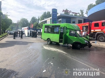 15 пострадавших: в Харькове грузовик влетел в маршрутку