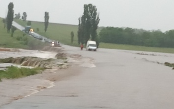 В Запорожской области бушевала непогода: Мужчину смыло потоком воды (ФОТО)