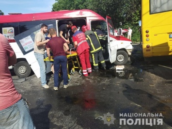 Под Киевом столкнулись 2 маршрутки и легковое авто - 26 пострадавших (ФОТО и ВИДЕО)