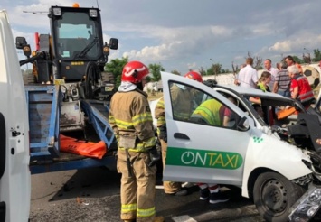 Пытался проскочить первым: в Киеве таксист на полном ходу влетел в грузовик