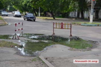 В центре Николаева образовалось канализационное «озеро» - вода в нем уже позеленела