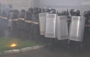 В Переяславе активисты забросали полицию петардами