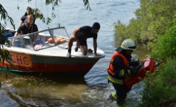 Под Днепром спасатели учили оказывать помощь пострадавшим в авиакатастрофе (ФОТОРЕПОРТАЖ)