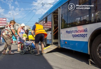 В Мариуполе запустили "инклюзивный" троллейбус, который возит детей на море, - ФОТО