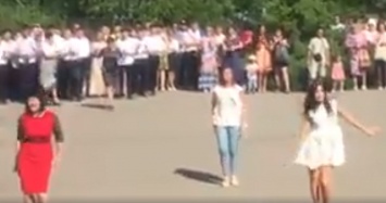 Учителя зажгли невероятным танцем и собрали 2 млн. просмотров: наслаждайтесь (Яркое видео)