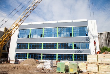 В Днепровском районе завершается реконструкция школы с бассейном