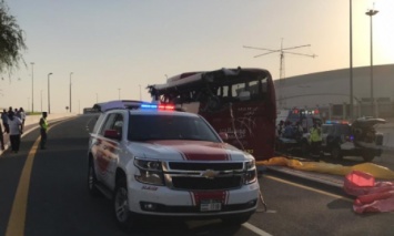В Дубае туристический автобус попал в аварию, 15 человек погибли
