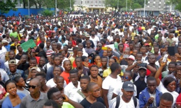 В столице Либерии Монровии тысячи людей протестуют против политики президента-футболиста Джорджа Веа