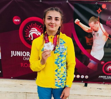 Украинка Акобия завоевала золото на юниорском чемпионате Европы по борьбе