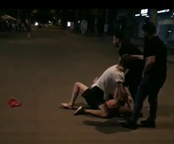 В Николаеве на главной улице произошла драка - прохожие смеялись и снимали на видео