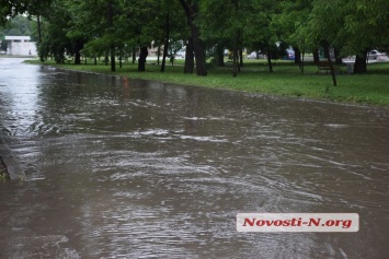 В результате проливного дождя многие улицы в Николаеве оказались подтопленными