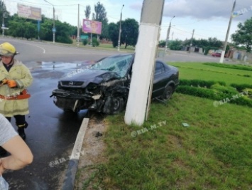 В Мелитополе гонщик на Опеле влетел в столб на южном кругу (фото)