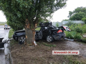 В Николаеве «КИА» врезался в дерево - один человек погиб, двое в больнице