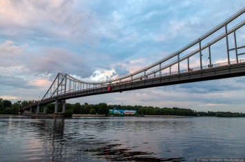В Киеве женщина спрыгнула с пешеходного моста в реку