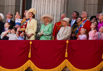 Вся британская королевская семья на параде в честь Елизаветы II