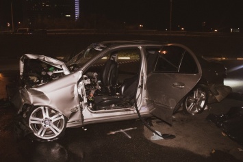 В Киеве Mercedes врезался в пристройку около ТЦ "Домосфера", водитель погиб
