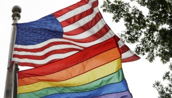 Трамп запретил поднимать флаг ЛГБТ на флагштоках посольств США