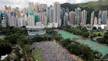 В Гонконге тысячи людей протестуют против возможности экстрадиции в Китай