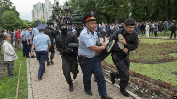 Выборы в Казахстане: полиция массово задерживает митингующих