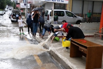 Улицы столицы Турции после мощного ливня ушли под воду, погибли люди