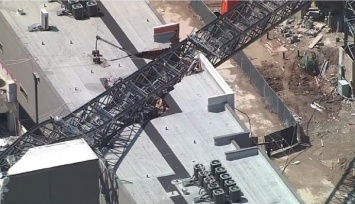 В американском городе Даллас строительный кран упал на жилой дом: все подробности