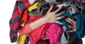 Что делать с ненужной одеждой и обувью: стоит ли раздавать
