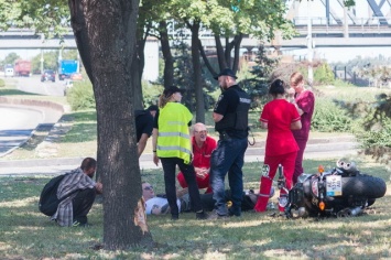 В Днепре возле речпорта мотоциклист задел Suzuki и вылетел в посадку