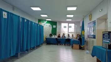 Выборы в Казахстане: наблюдатели говорят о "симптомах" и явке