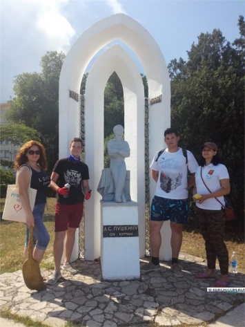 Керченские волонтеры обновили памятник Пушкину
