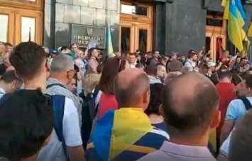 Под АП собрались сотни граждан: требуют отставки Мендель и Богдана