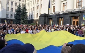 Под Администрацией президента Украины произошла потасовка (фото, видео)