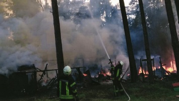 В Киеве масштабный пожар в поселке Водогон (фото, видео)