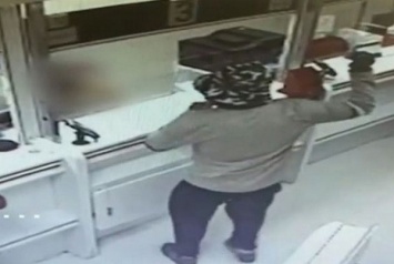 В Израиле мужчина ограбил два банка с помощью... авокадо