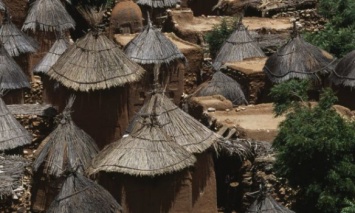 В Мали на Западе Африки в результате нападения боевиков на деревню погибли около 100 человек