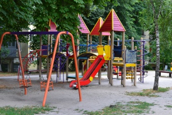 Киевлян просят жаловаться на плохие детские площадки