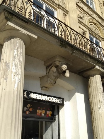 Во Львове возле уличной кофейни упал кусок бетонный атлант. Фото
