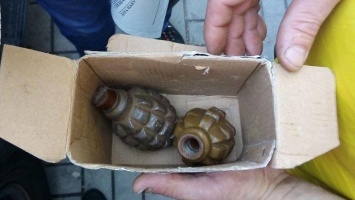 Жительница Днепра продавала в подземном переходе боевые гранаты