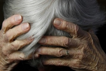 Злоумышленник душил бабушку на глазах внучки