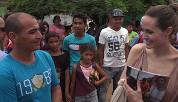 Анджелина Джоли посетила лагерь беженцев в Колумбии