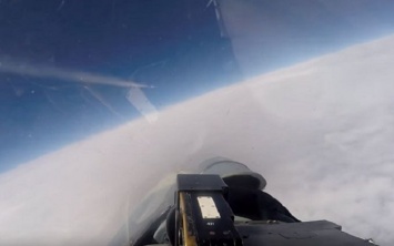 Российские истребители перехватили самолеты НАТО над Балтикой - шокирующее видео