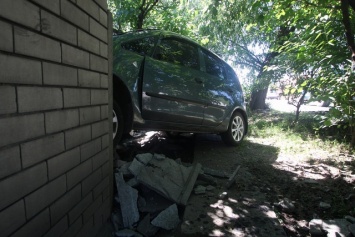 В Днепре на Байкальской Mitsubishi снес забор и влетел в дом: есть пострадавшие